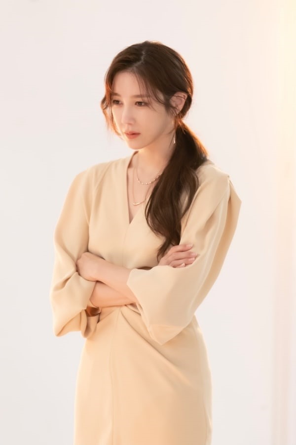 Bạn diễn của Kim So Yeon trong “The Penthouse 3” - Lee Ji Ah cũng có tên ở vị trí thứ 4 trong tháng. Chỉ số danh tiếng tháng này của sao nữ