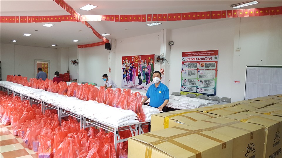 Cán bộ Công đoàn Các khu công nghiệp - chế xuất Hà Nội sẵn sàng hỗ trợ người lao động các nhu yếu phẩm. Ảnh: CĐCC