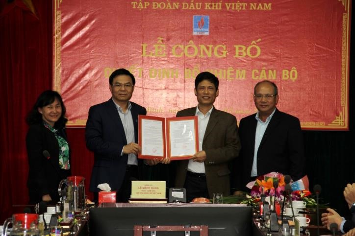 Ông Nguyễn Thành Hưởng (thứ hai từ trái sang) được bổ nhiệm làm Trưởng ban Quản lý dự án Nhiệt điện Thái Bình 2 hối tháng 3.2020. Ảnh PVN