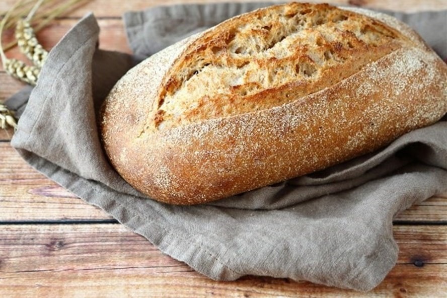 Bánh mì là thực phẩm quen thuộc với nhiều gia đình. Ảnh: AFP