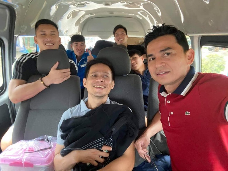Huấn luyện viên Kiatisak cùng trợ lý và các học trò di chuyển bằng ô tô từ Pleiku ra Hà Nội. Ảnh: HAGL