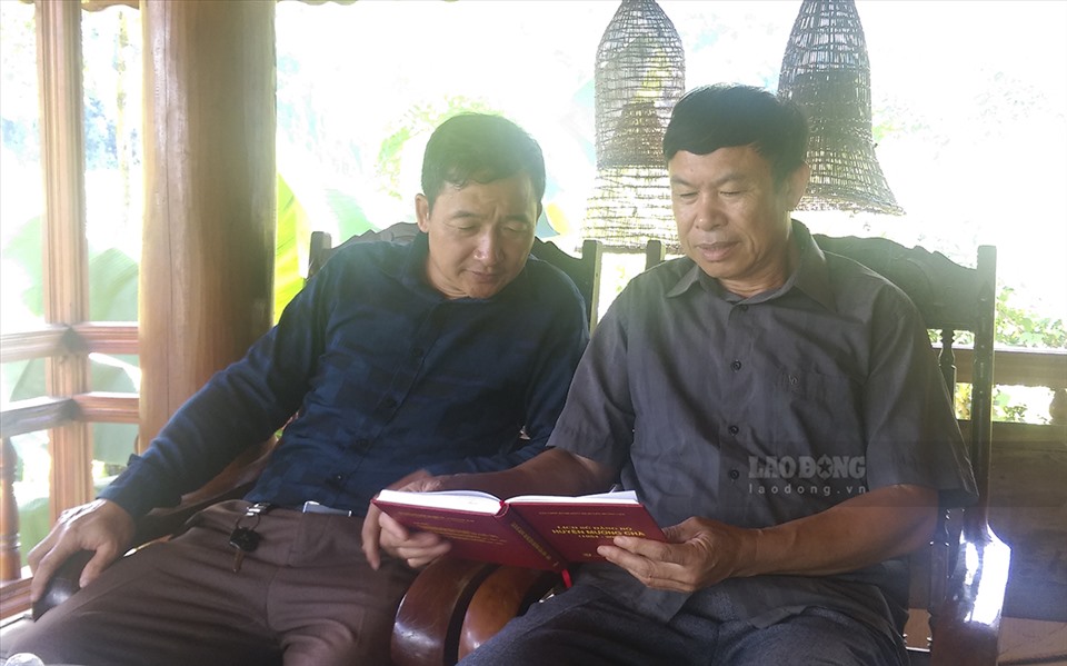 Ông Khoàng Văn Van (bên trái) Bí thư Đảng thường xuyên trao đổi và tranh thủ sự ủng hộ của các già làng, trưởng dòng họ và người có uy tín ở địa phương.