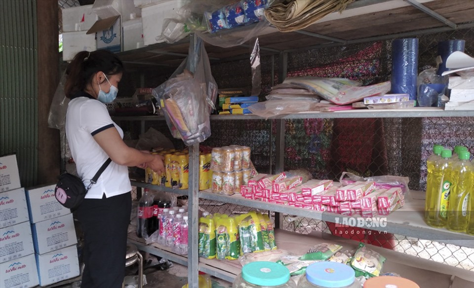 Một quầy tạp hóa tại trung tâm xã Chà Nưa chủ yếu bày bán các nhu yếu phẩm phục vụ sinh hoạt của người dân và đặc biệt không bán thuốc lá.