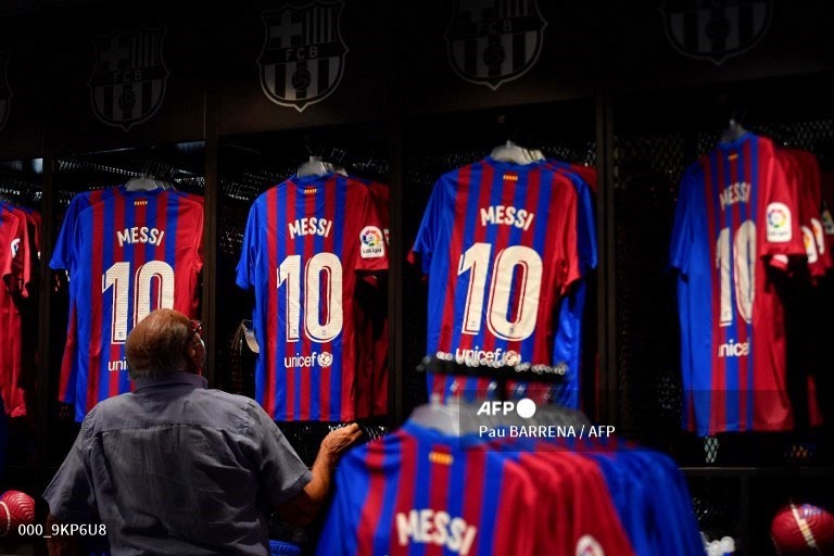 Áo số 10 của Barca vẫn chưa có chủ mới, sau khi Messi ra đi. Ảnh: AFP