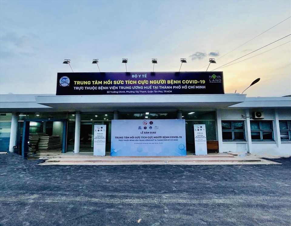 Với tinh thần khẩn trương, Tập đoàn Novaland đang gấp rút hoàn thiện để bàn giao Trung tâm hồi sức tích cực người bệnh Covid-19 trực thuộc Bệnh viện Trung ương Huế ở TP HCM được đặt tại phường Tây Thạnh, quận Tân Phú, TP HCM. Ảnh: Hồng Long.