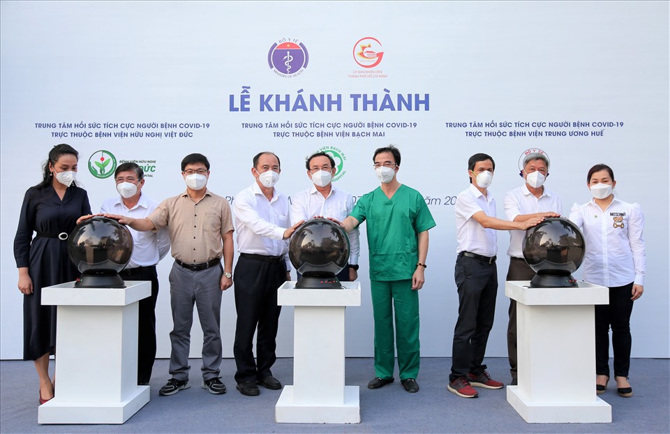 Lãnh đạo Thành uỷ, UBND TP. HCM, Bộ Y Tế, Sở Y tế TP. HCM cùng các lãnh đạo bệnh viện và các doanh nghiệp như Novaland tại buổi khánh thành 3 trung tâm hồi sức tích cực.