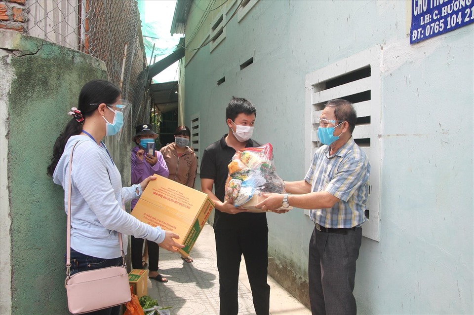 Sáng 8.8, Trung tâm cứu trợ COVID-19 tỉnh Khánh Hoà đã trao nhu yếu phẩm cho hơn 4.000 người lao động mất việc, gia đình chính sách tại 15 khu vực phong tỏa trên địa bàn Nha Trang. Ảnh: Lê Xưa