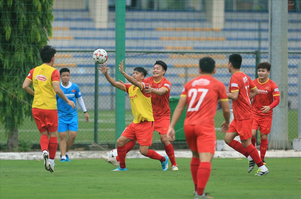 Chiều ngày 8.8, đội tuyển Việt Nam tiếp tục có buổi tập luyện tích cực hướng đến vòng loại thứ 3 World Cup 2022. Như thường lệ, ban huấn luyện đưa ra một số trò chơi nhỏ trong phần khởi động để tăng sự hưng phấn và kết nối các cầu thủ. Ảnh: VFF