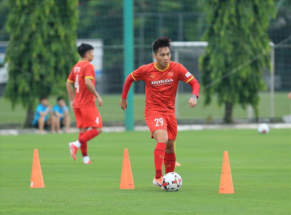Tiền đạo Hồ Tuấn Tài đánh dấu sự trở lại trong màu áo đội tuyển Việt Nam và đặt mục tiêu cao nhất trong đợt tập trung này. Trước đó, anh gặp chấn thương trong trận đấu giao hữu với U22 Việt Nam hồi tháng 12.2020.