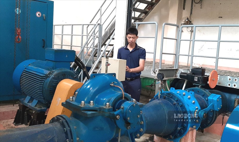 Anh Lê Nhật Công vận hành hệ thống máy bơm nước sau khi cải tiến thành công