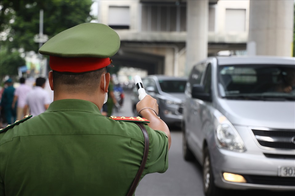 Lực lượng công an dừng phương tiện, kiểm tra giấy đi đường của người dân.