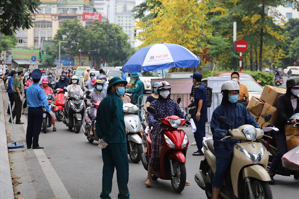 Đường Nguyễn Chí Thanh đông đúc người và xe.