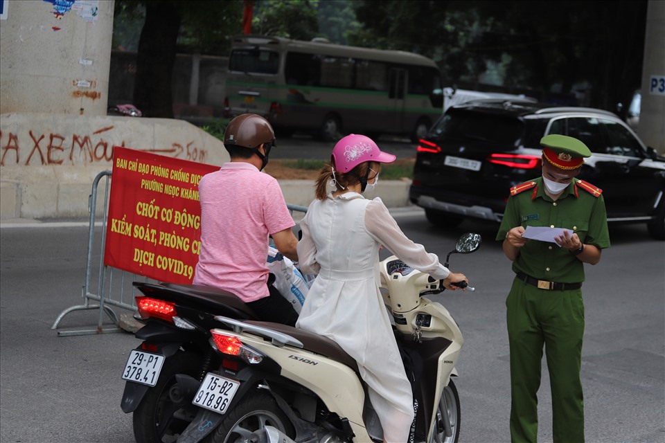 Lực lượng chức năng phường Ngọc Khánh kiểm tra giấy đi đường của người dân.