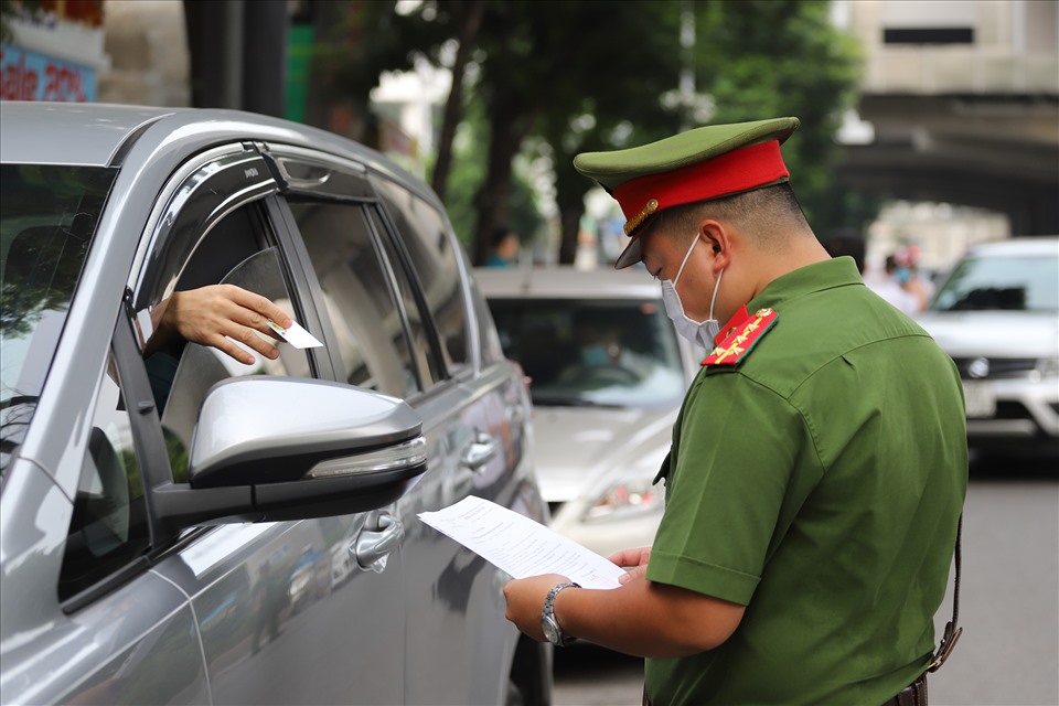 Lực lượng công an dừng phương tiện, kiểm tra giấy đi đường của người dân.