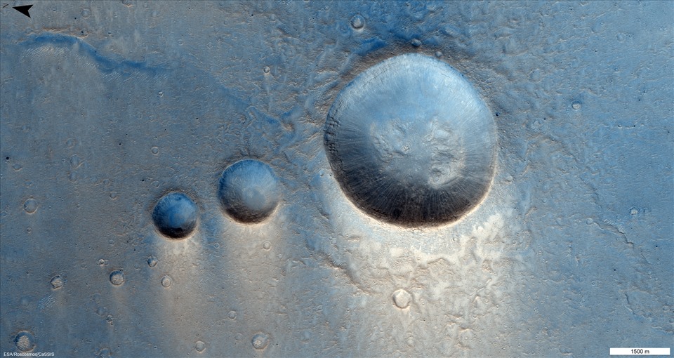 Bộ ba miệng núi lửa trên sao Hoả. Ảnh: ESA/Roscosmos