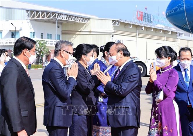 Lễ đón Chủ tịch nước Nguyễn Xuân Phúc và Phu nhân cùng đoàn đại biểu cấp cao Đảng và Nhà nước Việt Nam tại sân bay quốc tế Wattay, thủ đô Vientiane. Ảnh: TTXVN