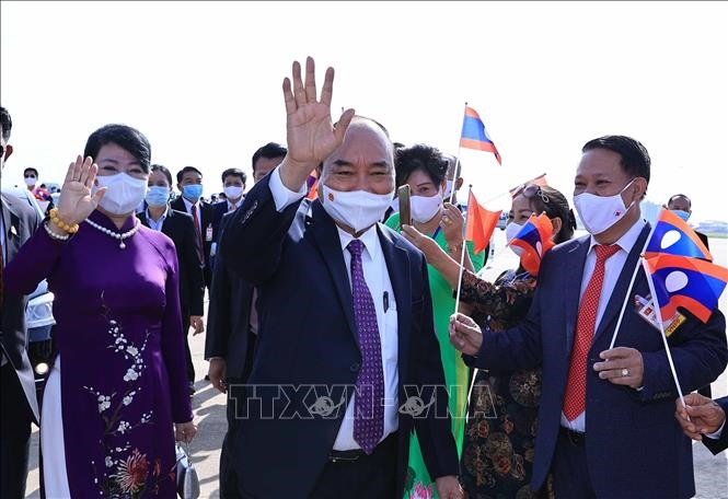 Lễ đón Chủ tịch nước Nguyễn Xuân Phúc và Phu nhân cùng đoàn đại biểu cấp cao Đảng và Nhà nước Việt Nam tại sân bay quốc tế Wattay, thủ đô Vientiane. Ảnh: TTXVN