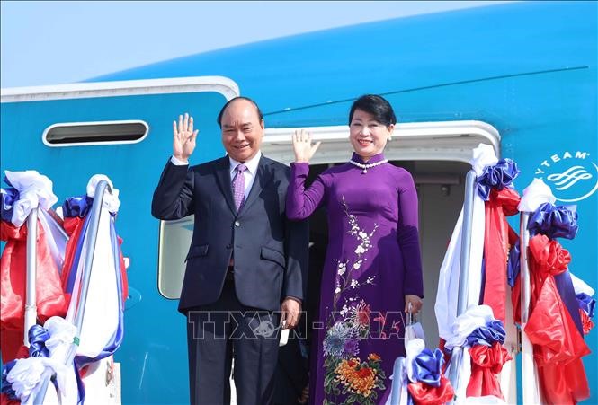 Chủ tịch nước Nguyễn Xuân Phúc cùng Phu nhân và đoàn đại biểu Việt Nam tới thủ đô Vientiane sáng 9.8. Ảnh: TTXVN