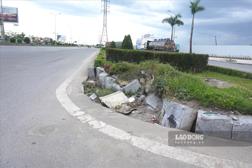 Hiện trường của một vụ tại nạn làm biến dạng dải phân cách, ngay ở khu vực ngã tư đường tránh TP. Thanh Hóa - Đại lộ Võ Nguyên Giáp.