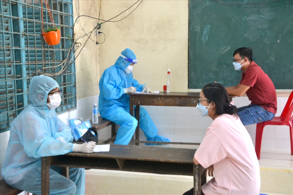 Nữ tân bác sĩ Cẩm Tú (bìa trái ảnh) tình nguyện tham gia tuyến đầu chống dịch. Ảnh: LT
