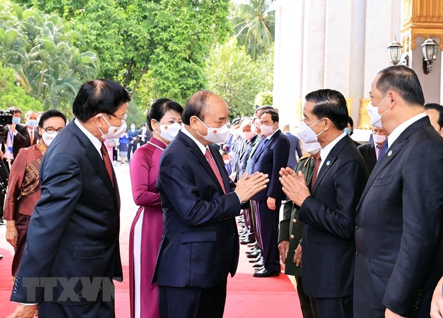 Chủ tịch nước Nguyễn Xuân Phúc và Tổng Bí thư, Chủ tịch nước Lào với các thành viên đoàn đại biểu cấp cao hai nước. Ảnh: TTXVN