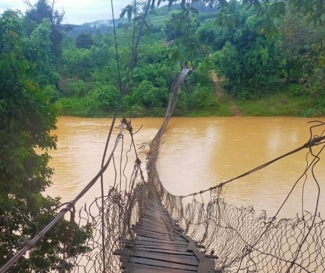Một cây cầu treo bị lũ cuốn gây hư hỏng nặng tại xã Đăk Pxi, huyện Đăk Hà vào năm ngoái. Ảnh T.T
