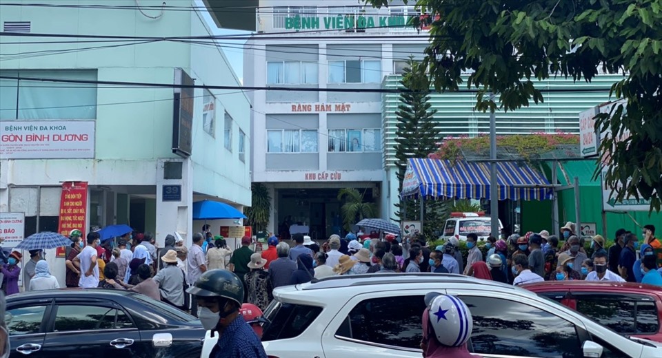 Người dân chen nhau trước cổng bệnh viện chờ tiêm vaccine.