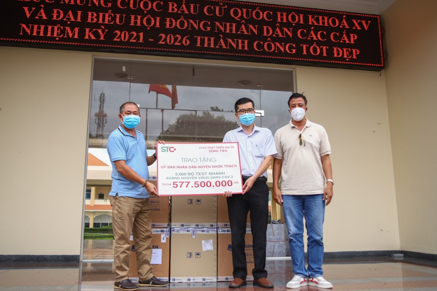 5.000 bộ kit xét nghiệm nhanh SARS-CoV-2 đã được trao tận tay cho đại diện UBND huyện Nhơn Trạch, tỉnh Đồng Nai