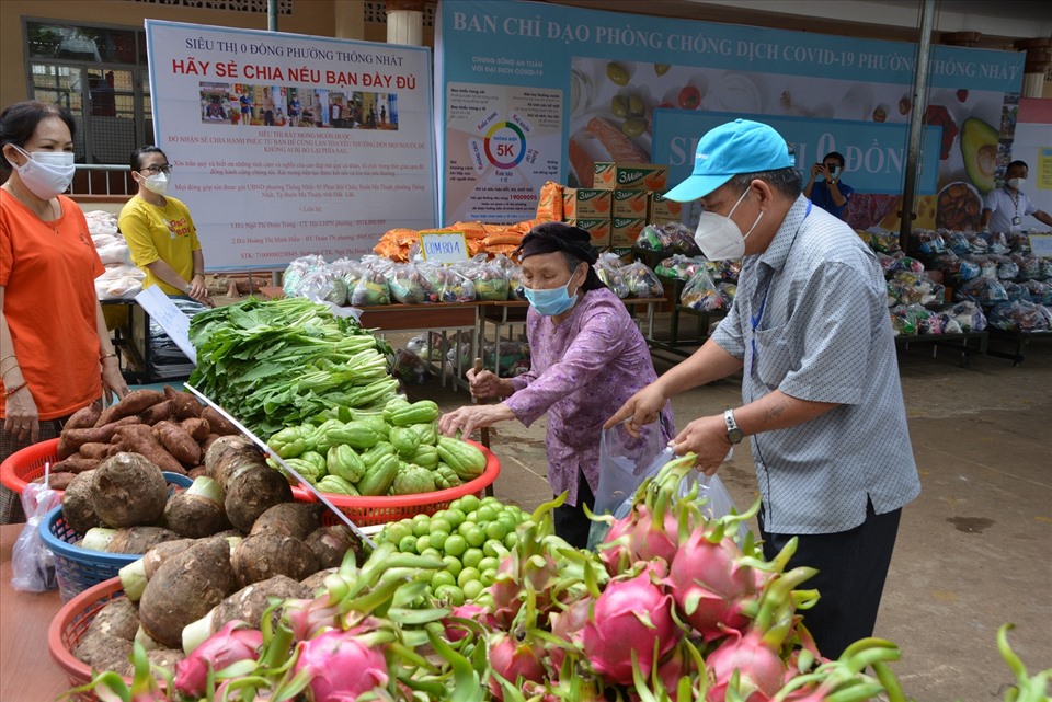 Người dân đến nhận hàng hóa ở “Siêu thị 0 đồng” tại TP.Buôn Ma Thuột. Ảnh: T.X