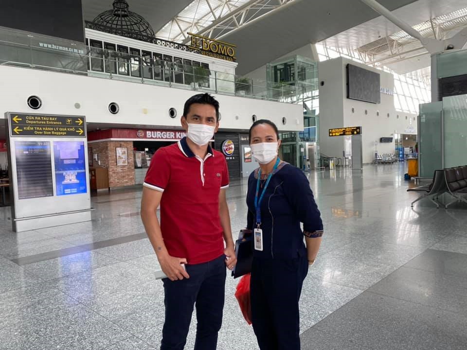 Huấn luyện viên Kiatisak và nhân viên tại sân bay Nội Bài. Ảnh: FBNV