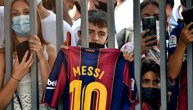 Các cổ động viên nhí của Barcelona phải làm quen với việc không còn được chứng kiến Messi thi đấu. Ảnh; AFP.