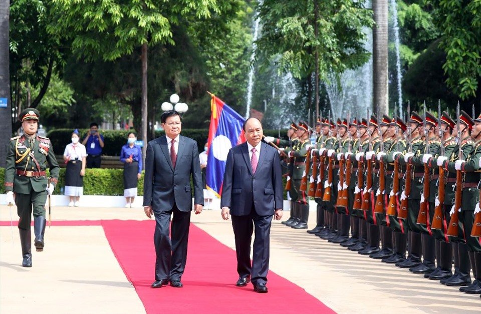 Tổng Bí thư, Chủ tịch nước Lào Thongloun Sisoulith chủ trì lễ đón Chủ tịch nước Nguyễn Xuân Phúc. Ảnh: BNG