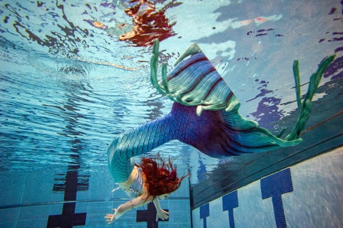 Một “nàng tiên cá” bơi lội tại Trung tâm Thủy sinh Tự do ở Mỹ. Ảnh: AFP