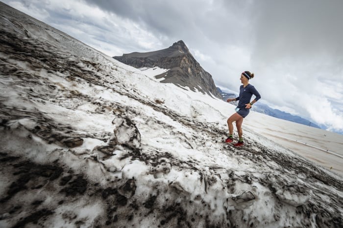 Một người phụ nữ cố gắng chạy về đích trong sự kiện Glacier 3000 trên sông băng Tsanfleuron ở Thụy Sĩ. Ảnh: EPA