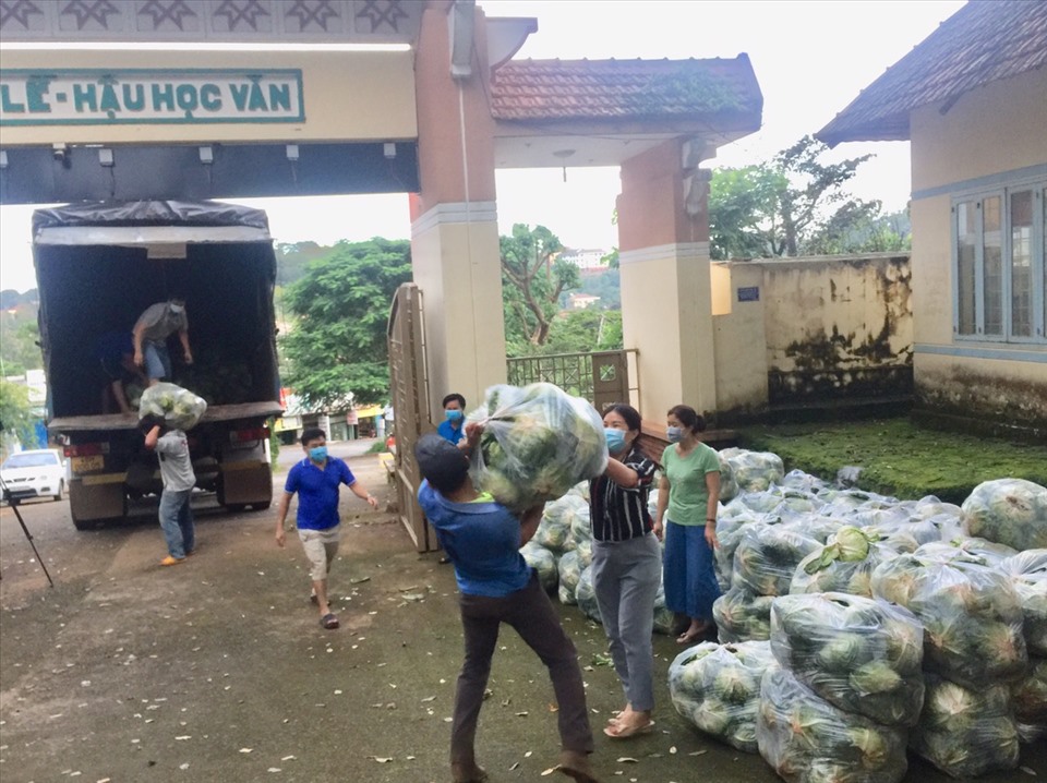 Anh Phan Văn Thái - Chủ tịch Công đoàn cho biết, trong thời gian sắp tới, Công đoàn ngành Giáo dục của tỉnh vẫn tiếp tục thực hiện thêm nhiều chuyến xe chở rau củ để hỗ trợ TPHCM bởi dịch bệnh còn kéo dài, nhiều người vẫn gặp khó khăn trong việc mua các loại thực phẩm cần thiết.