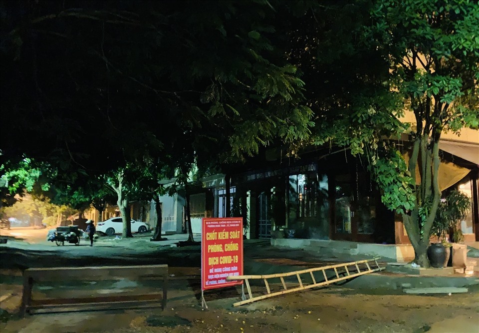 Phong tỏa một khu phố thuộc phường Ngọc Trạo, TP. Thanh Hóa ngay trong đêm. Ảnh: B.T.H