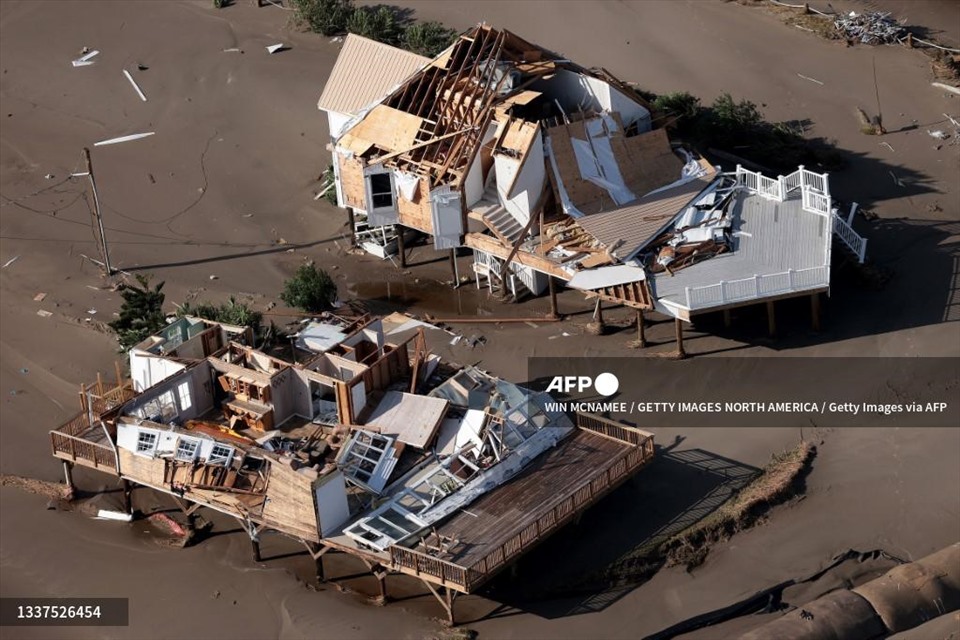 Nhà cửa đổ sập sau bão Ida. Ảnh: AFP