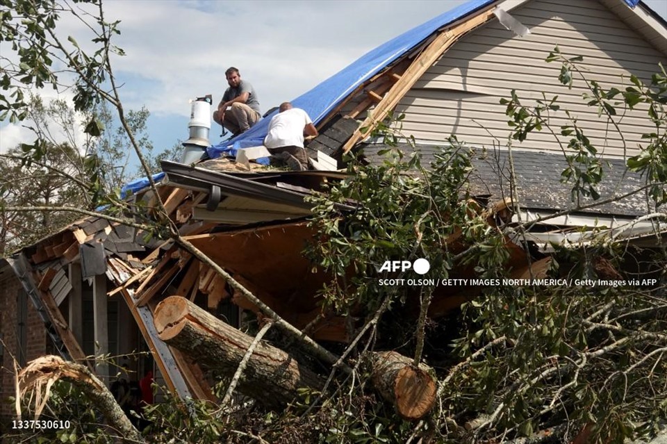 Hàng triệu khách hàng chịu cảnh mất điện sau bão Ida. Ảnh: AFP