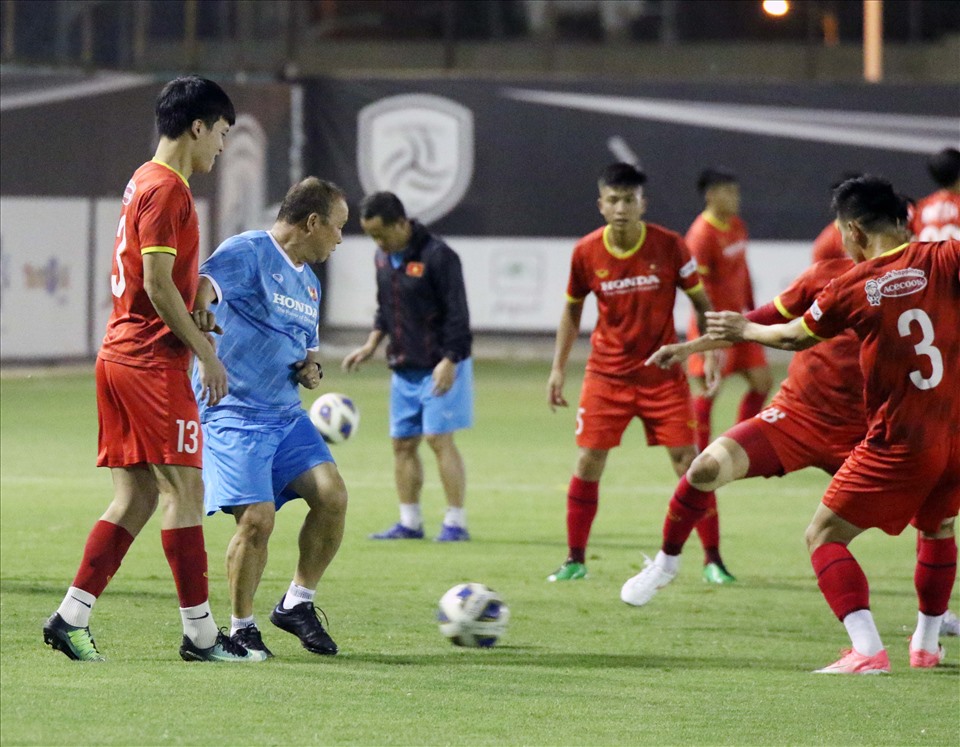 Để giảm căng thẳng và áp lực, huấn luyện viên Park Hang-seo đã tham gia đá ma cùng các học trò.
