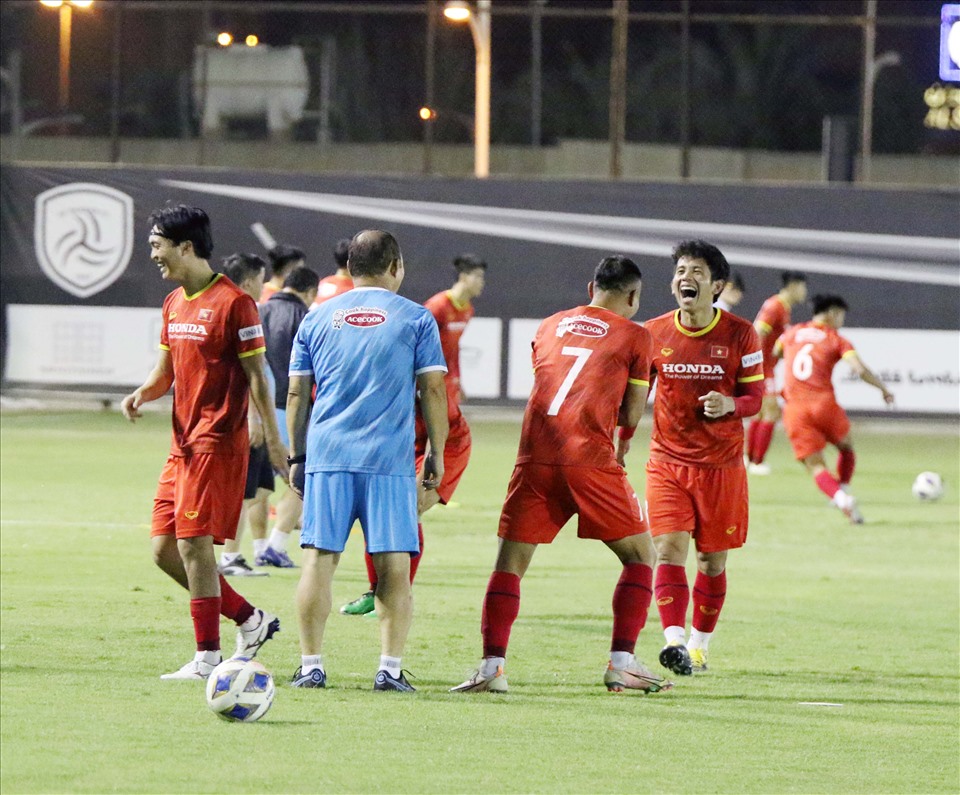 Cầu thủ Nguyễn Phong Hồng Duy cười “hả hê” khi huấn luyện viên Park Hang-seo bị đưa bóng qua giữa 2 chân.