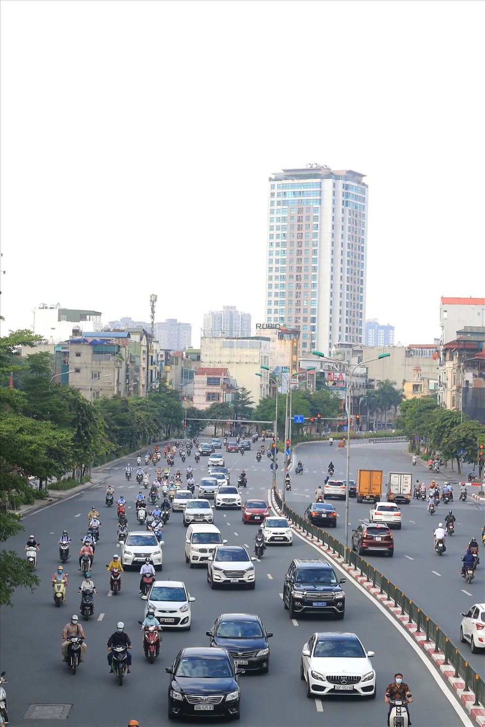 Đầu giờ sáng, lượng phương tiện tham gia giao thông tại phố Tây Sơn khá dày.