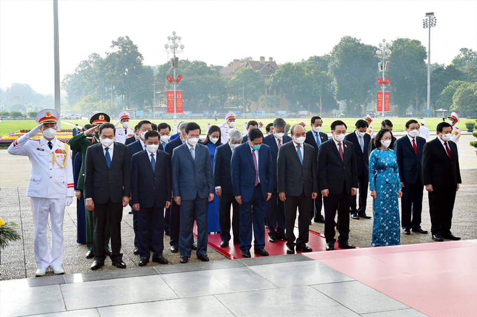 Các đồng chí lãnh đạo Đảng, Nhà nước và các đại biểu tưởng nhớ Chủ tịch Hồ Chí Minh. Ảnh: Nhật Bắc