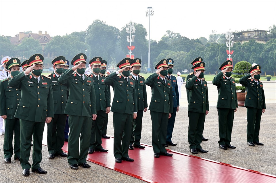 Đoàn Quân ủy Trung ương và Bộ Quốc phòng viếng Chủ tịch Hồ Chí Minh. Ảnh Nhật Bắc