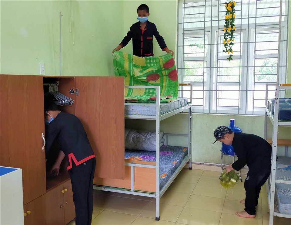Học sinh Trường dân tộc nội trú huyện Bình Liêu dọn dẹp phòng ở để đi học trở lại. Ảnh: CTV