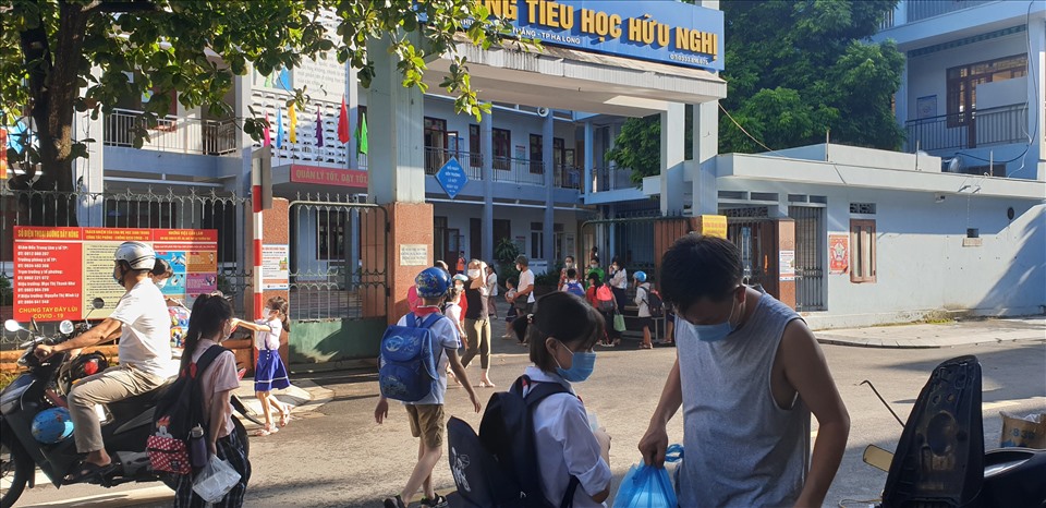 Trường tiểu học Hữu Nghị, Hạ Long sáng nay đón học sinh trở lại trường. Ảnh: Nguyễn Hùng