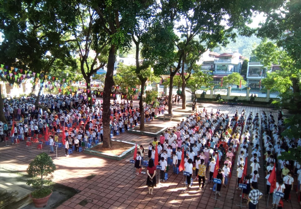 Học sinh trường Tiểu học Yên Thanh, TP.Uông Bí tựu trường sáng 1.9. Ảnh: CTV