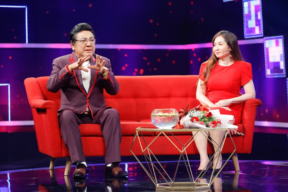 Nam nghệ sĩ Phú Quý và vợ đầy tình tứ trên sân khấu “Giải mã tri kỷ“. Ảnh: CMH.