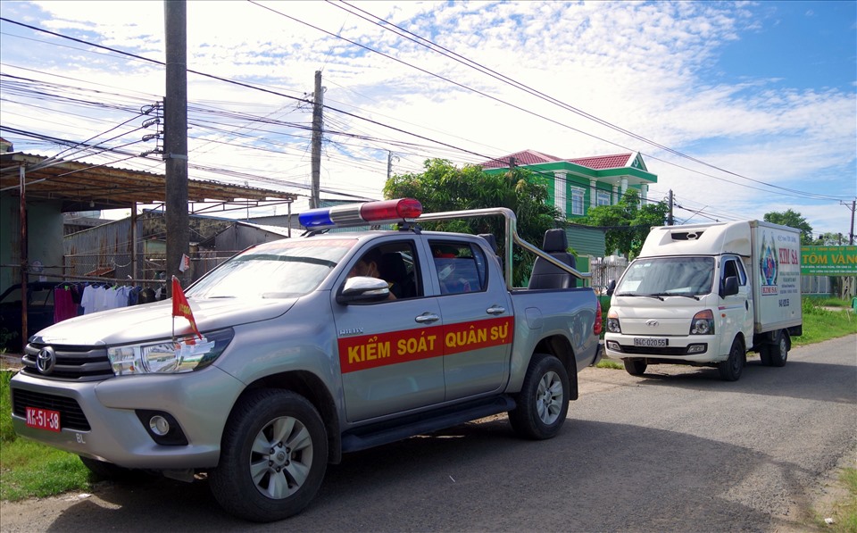 Từ ngày 23.8, Bộ đội dẫn đường cho xe tôm giống vận chuyển từ TP. Bạc Liêu đến các huyện, thị trong tỉnh tiêu thụ. Ảnh: Nhật Hồ