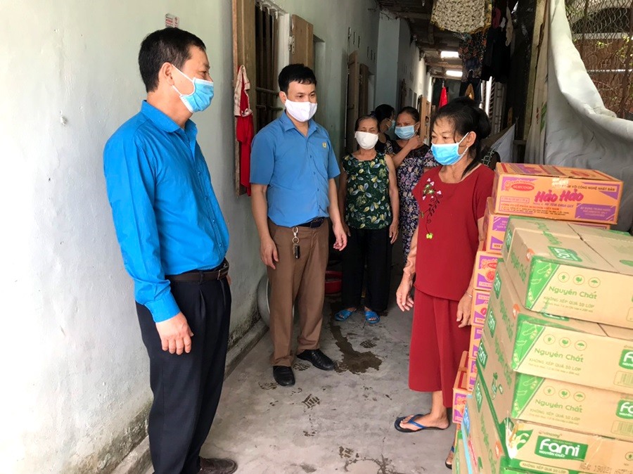 Phó Chủ tịch Thường trực LĐLĐ tỉnh Nghệ An Nguyễn Kỳ Sơn trao hàng nhu yếu phẩm hỗ trợ 16 bệnh nhân chạy thận. Ảnh: TT