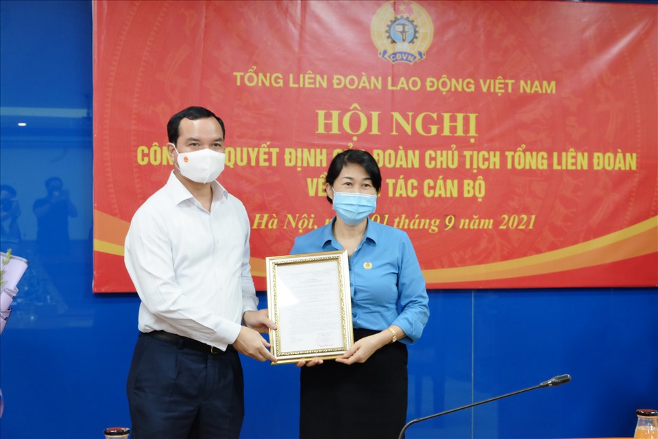 Ông Nguyễn Đình Khang, Chủ tịch Tổng Liên đoàn Lao động Việt Nam trao quyết định nghỉ hưu tới bà Trịnh Thanh Hằng. Ảnh: M.Khôi